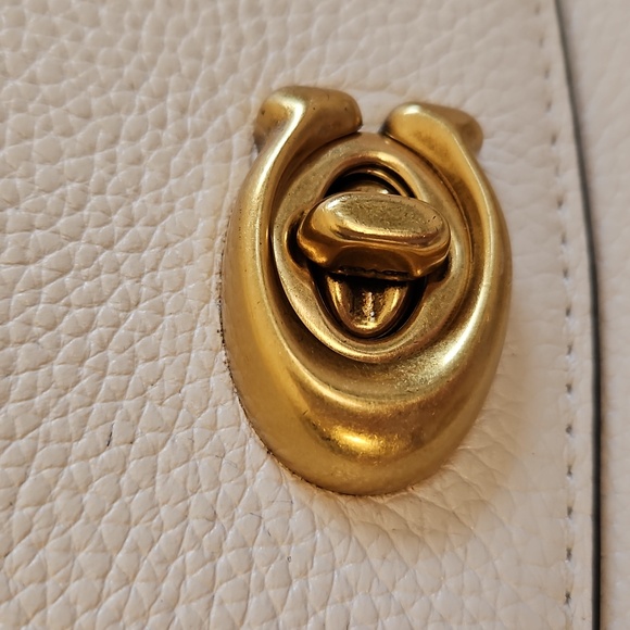 Coach Cassie 19 - Picture 3 of 9